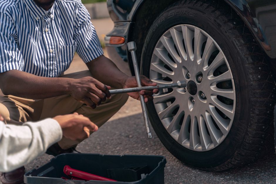 Mechanic changing a wheel in an auto shop